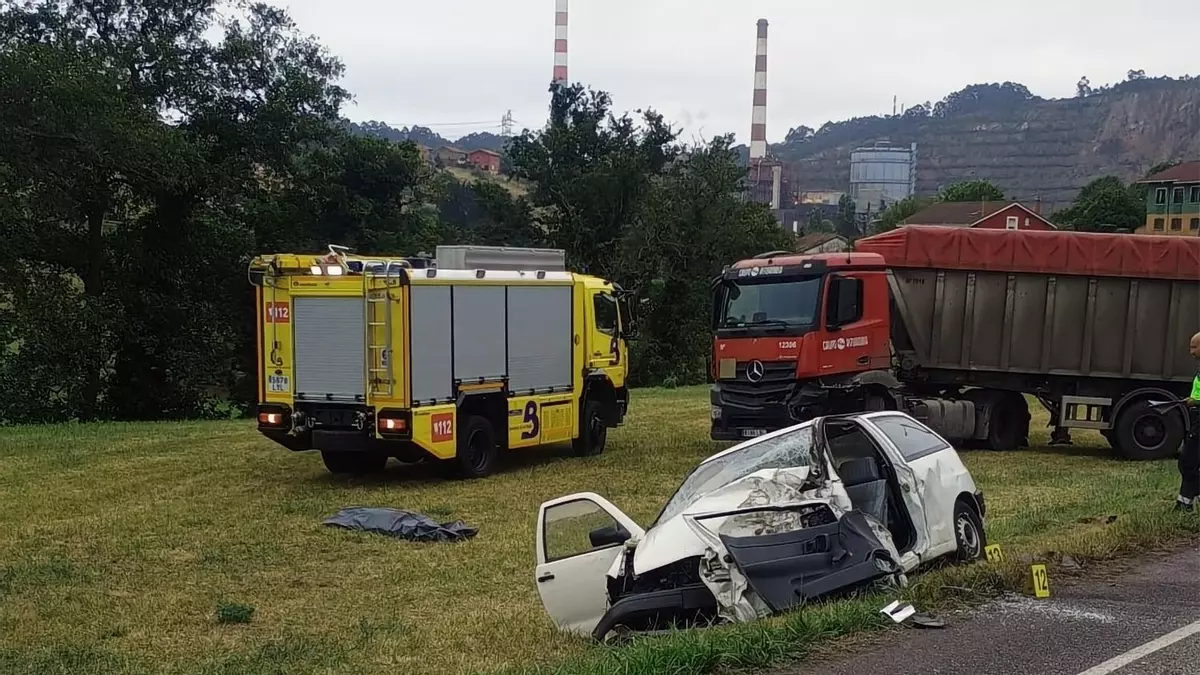 Brutal accidente de tráfico en Carreño: muere un conductor de 67 años, tras chocar contra un camión