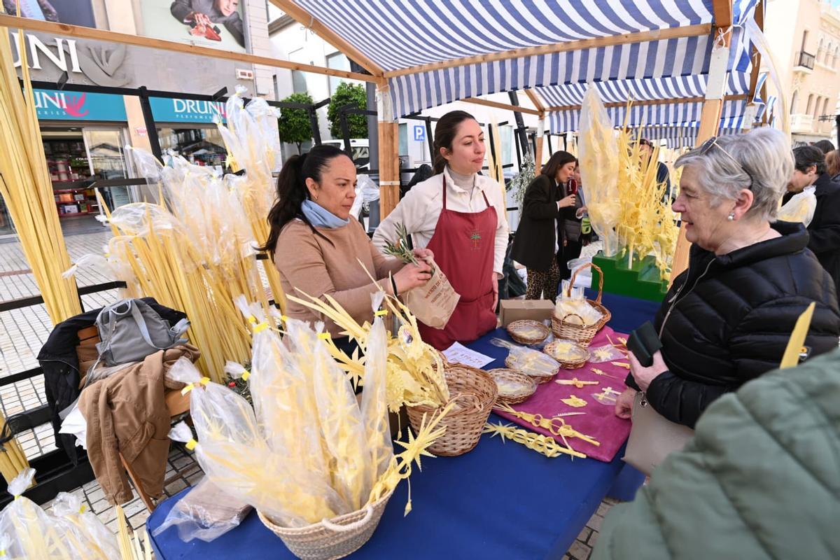 Vendedoras muestran la variedad de artículos confeccionados con palma blanca