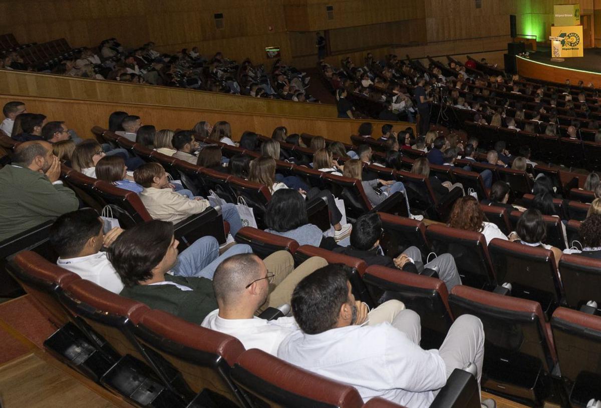 Javier Puga, consejero delegado, y Abraham Dominguez, presidente, en uno de los momentos más emotivos.|ED/LOT | ED/LOT