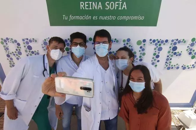 Despedida en el Reina Sofía a los MIR del covid-19