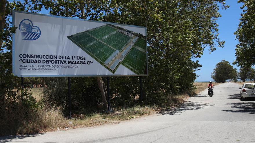 Imagen del cartel anunciador de las obras de la Academia del Málaga Club de Fútbol en Arraijanal.