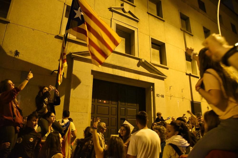 Imatges de la manifestació, ja davant la Guàrdia Civil.