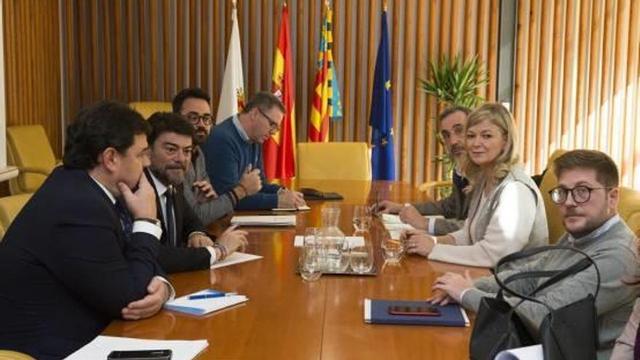 La consellera de Justicia frente al alcalde de Alicante ayer en la reunión en el Ayuntamiento.