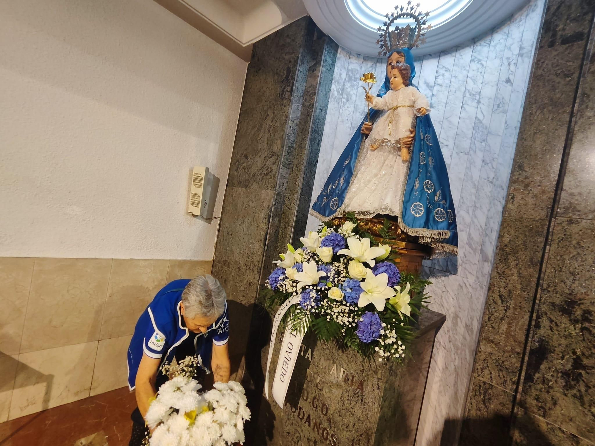 Ofrenda azul en Lugo de Llanera: los oviedistas agradecen a Santa María el ascenso a Primera