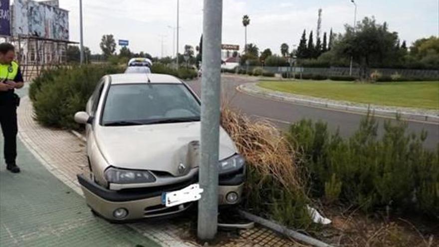 Un conductor empotra su coche contra una farola