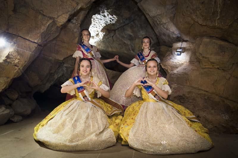 Visita de la fallera mayor infantil y la corte de honor a les Coves de Sant Josep