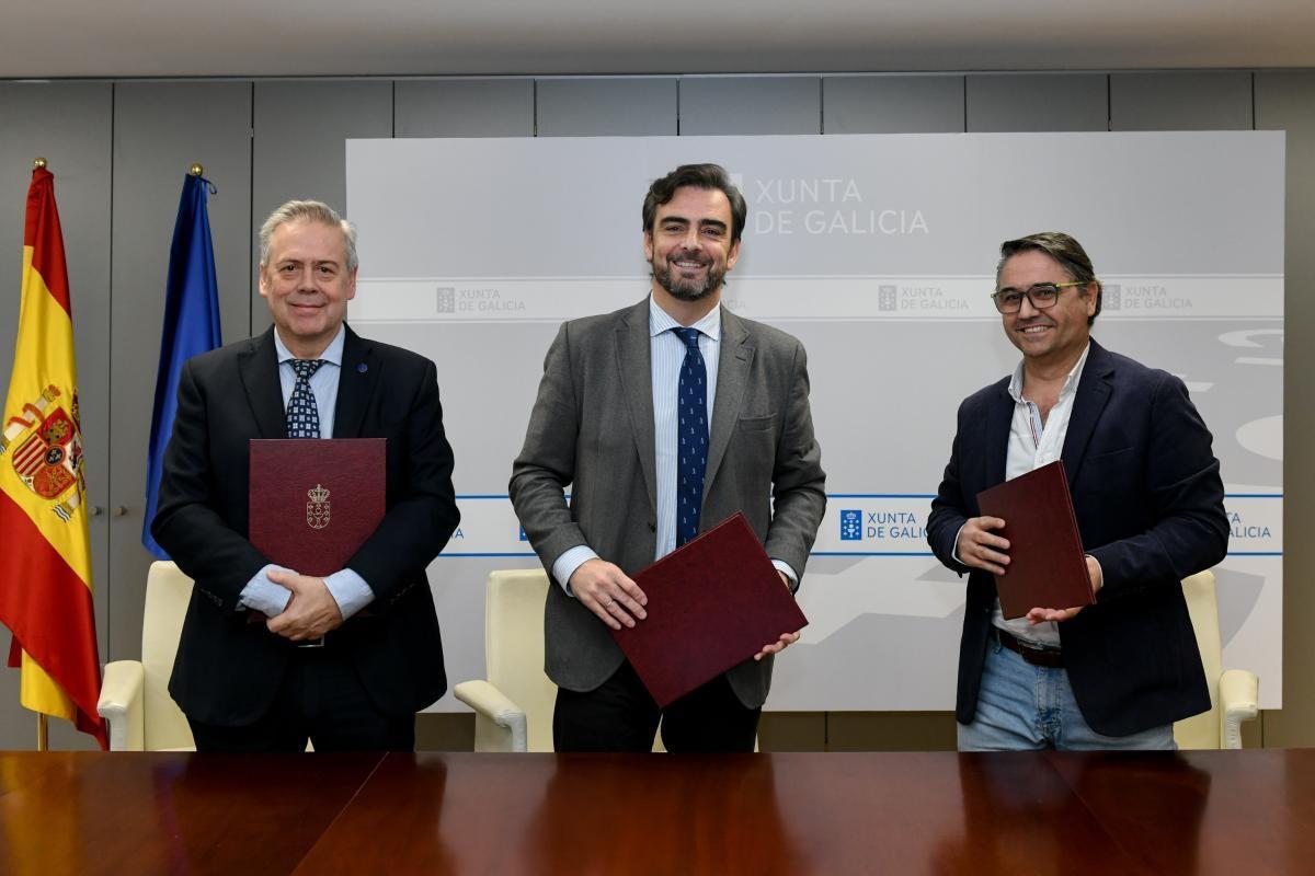 Los conselleiros y el presidente de la Fundación cuando firmaron el convenio para el programa.