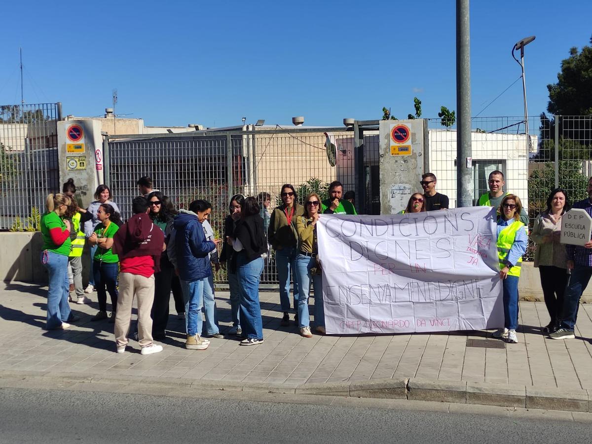 Docentes del IES Leonardo da Vinci en una protesta a las puertas del IES, este miércoles