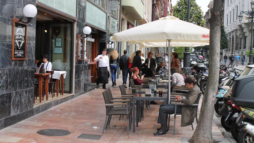 Aspecto actual de la terraza, cubierta por sombrillas.