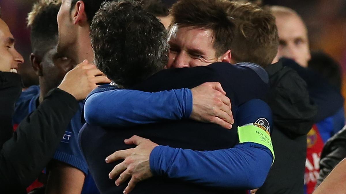 Messi abraza a Luis Enrique al final del famoso 6-1 que el Barça endosó al PSG en la Champions 2016-17,
