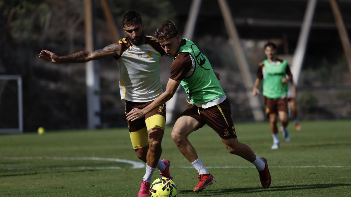 Arvelo disputa un balón con Pejiño en uno de los entrenamientos de esta semana previo al Castellón.