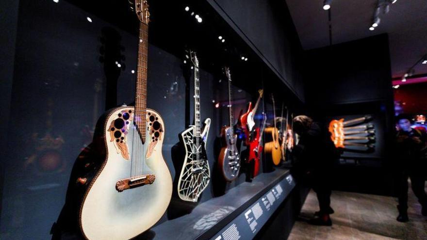 Exhiben los icónicos instrumentos de los &quot;dioses del rock&quot; en Nueva York