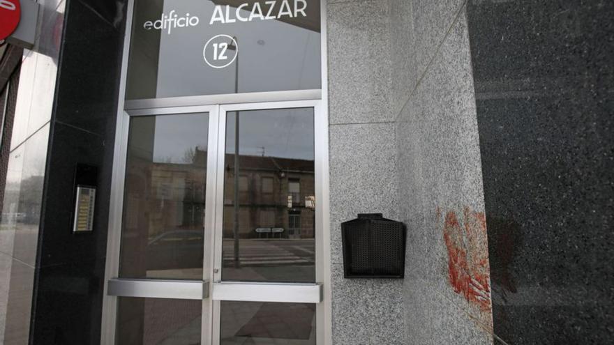 Restos de sangre de la víctima en un edificio de la N-120.   | // A. GUTIÉRREZ