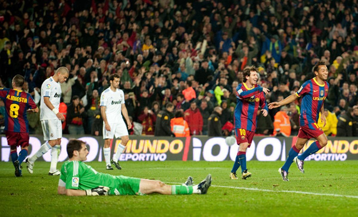 Cara i creu. La desolació de Casillas, Pepe i Arbeloa contrasta amb l’alegria d’Iniesta, Messi i Jeffren, autor del gol que va completar la ’maneta’ en el partit disputat al Camp Nou el 29 de novembre del 2010.