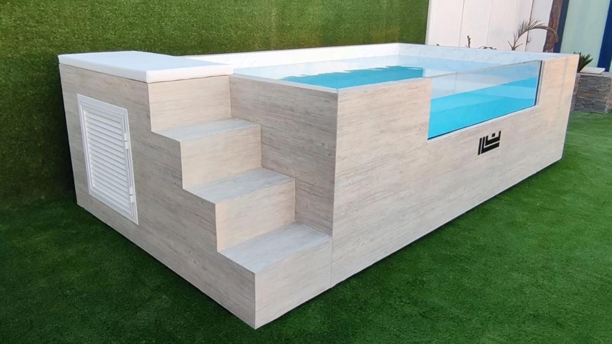 Piscina sin obras Leroy Merlín | Este modelo tiene cristal de metacrilato y dos escalones