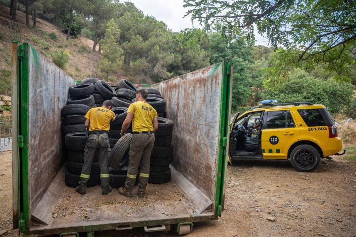 Operarios colocan neumáticos en una camioneta.