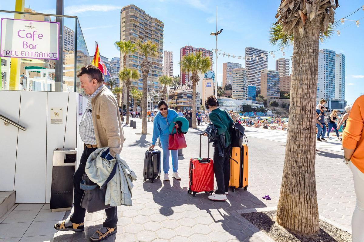 Llegada masiva de turistas el Jueves Santo a Benidorm