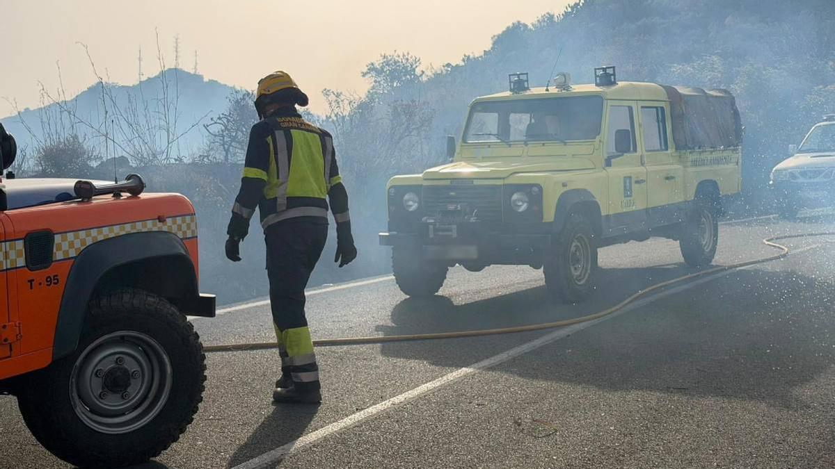 El trabajo contrarreloj de los equipos de emergencias para acabar con el incendio de Telde