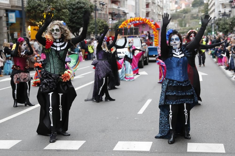 Veintitrés comparsas participan en el desfile por un abarrotado centro urbano.