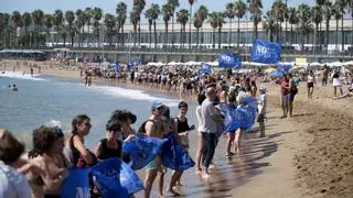 Cadena humana contra la Copa América en la playa del Somorrostro bajo el lema: 'Recuperem el litoral'