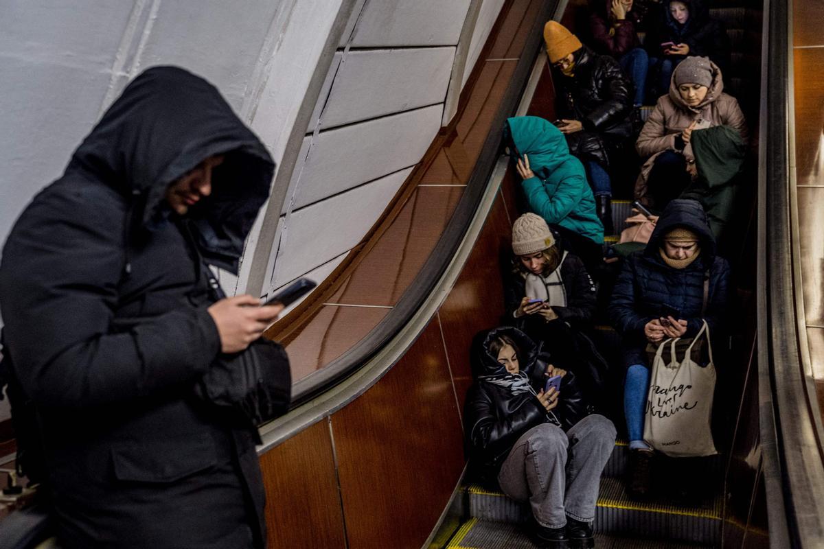 Los residentes se refugian en una estación de metro durante una alarma de ataque aéreo en la capital ucraniana de Kiev el 10 de febrero de 2023, en medio de la invasión rusa de Ucrania.