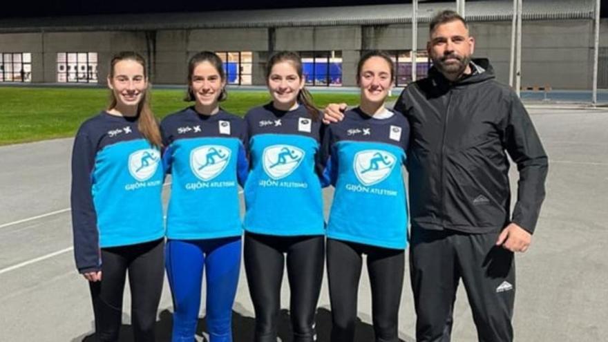 Por la izquierda, Irene Rivero, Aroa Calvo, Sara Jonte, Claudia Rendueles y Nacho Lacarra. | Gijón Atletismo