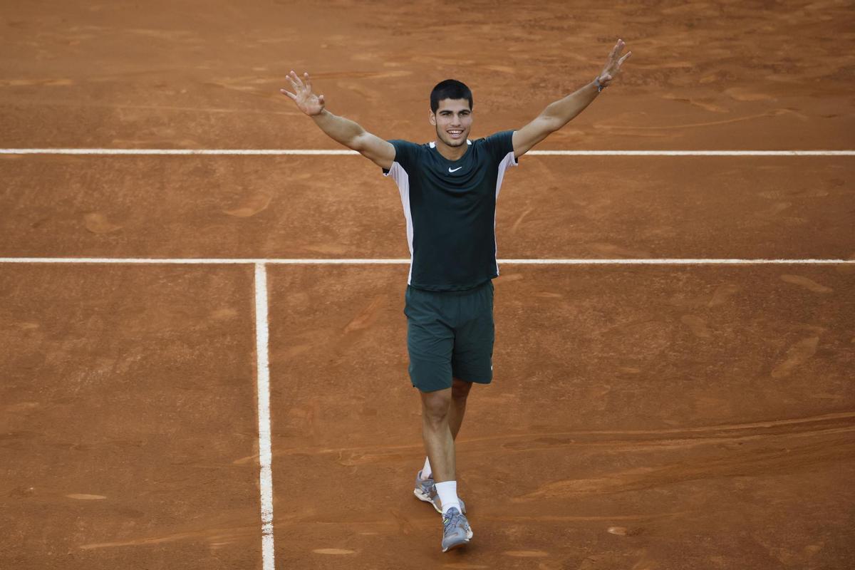 MADRID, 08/05/2022.- El tenista español Carlos Alcaraz celebra su victoria en la final del Mutua Madrid Open tras derrotar al alemán Alexander Zverev en el encuentro que han disputado este domingo en las instalaciones de la Caja Mágica, en Madrid. EFE/Juanjo Martín.