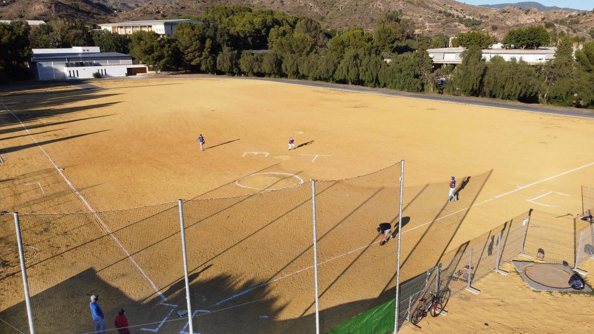 El club de béisbol mejora su pista.