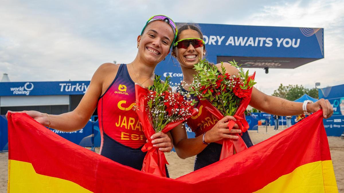 Carmen Jarabo y la malagueña Marta Paradas celebran el subcampeonato del mundo de beach sprint.