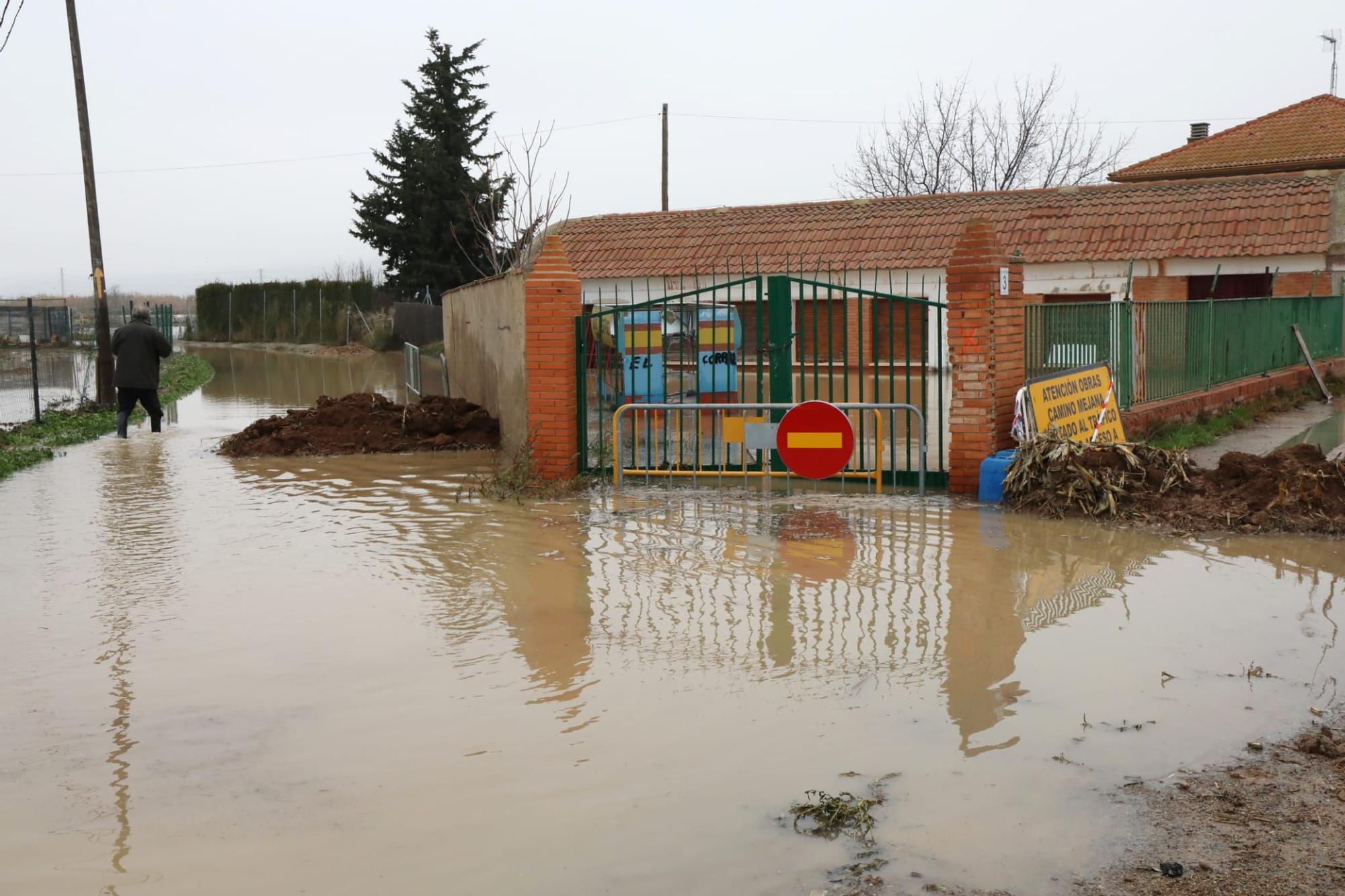 Monzalbarba sufre los efectos de la crecida del Ebro