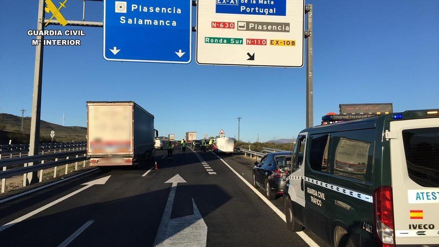 Un camionero conduce en zigzag por la A-66 en Cáceres tras dar positivo en cocaína
