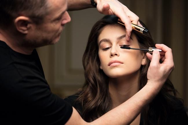 Tom Pecheux maquillando a Kaia Gerber