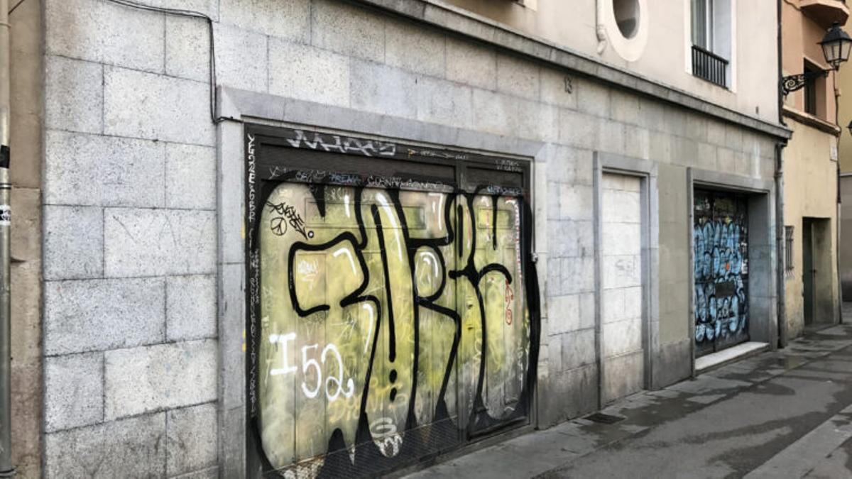 Persiana de un local comercial situado en el distrito de Ciutat Vella, en Barcelona.