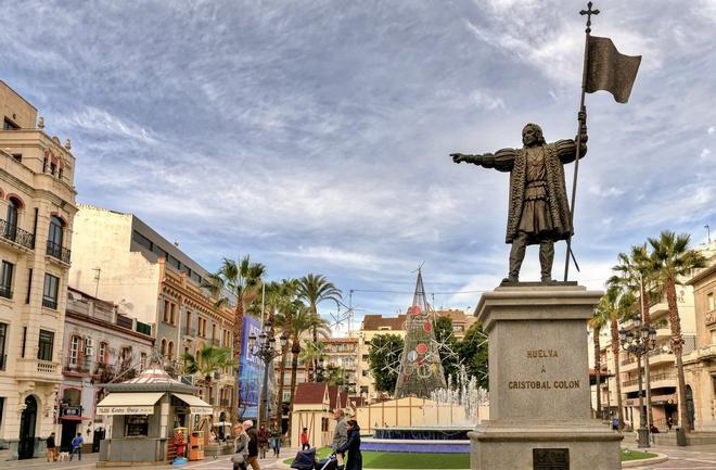 Vista del monumento de Colón en el casco antiguo de Huelva, Andalucía