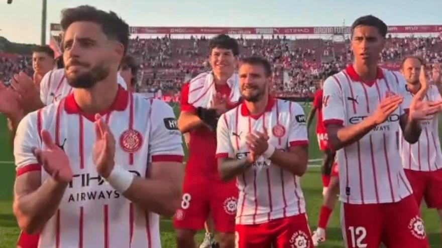 El Girona celebra con su afición la primera victoria de la temporada