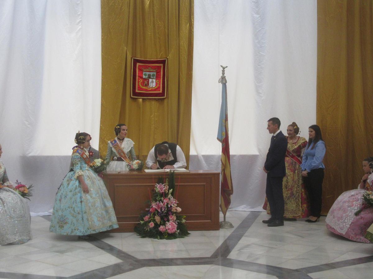 Firma en el libro municipal.