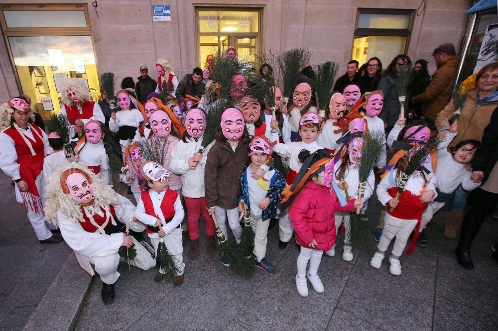 Cerca de 50 niños recorrieron las calles del centro de la ciudad con máscaras artesanales