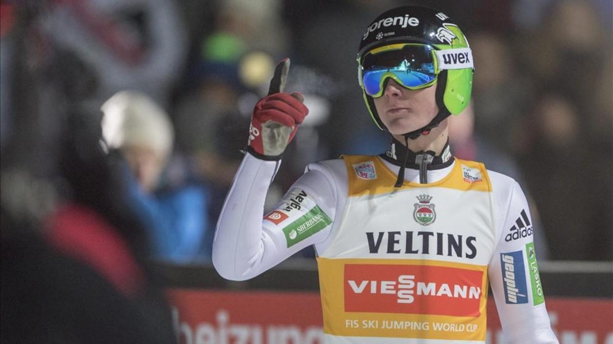 Domen Prevc sigue aumentando las diferencias al frente de la Copa del Mundo de saltos