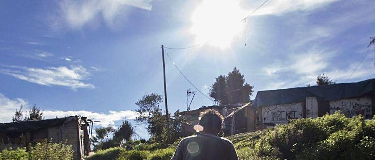 Un joven camina en dirección al poblado de La Paxarada.