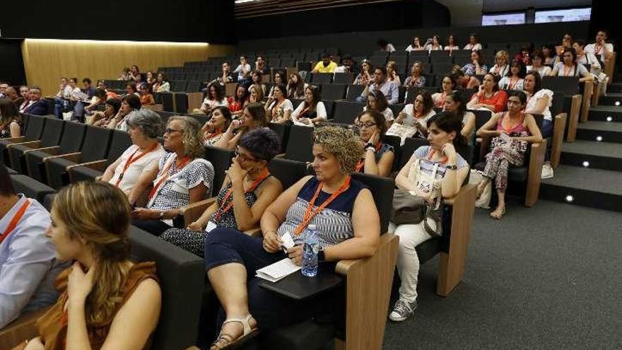 Asistentes al congreso de ayer, en el Cunqueiro. // Ricardo Grobas