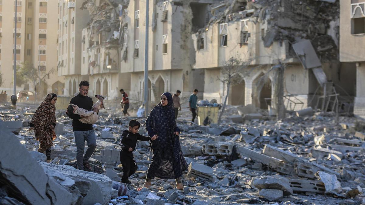 Un grupo de palestinos entre edificios destruidos por los bombardeos del Ejército de Israel contra Jan Yunis, en el sur de la Franja de Gaza (archivo)