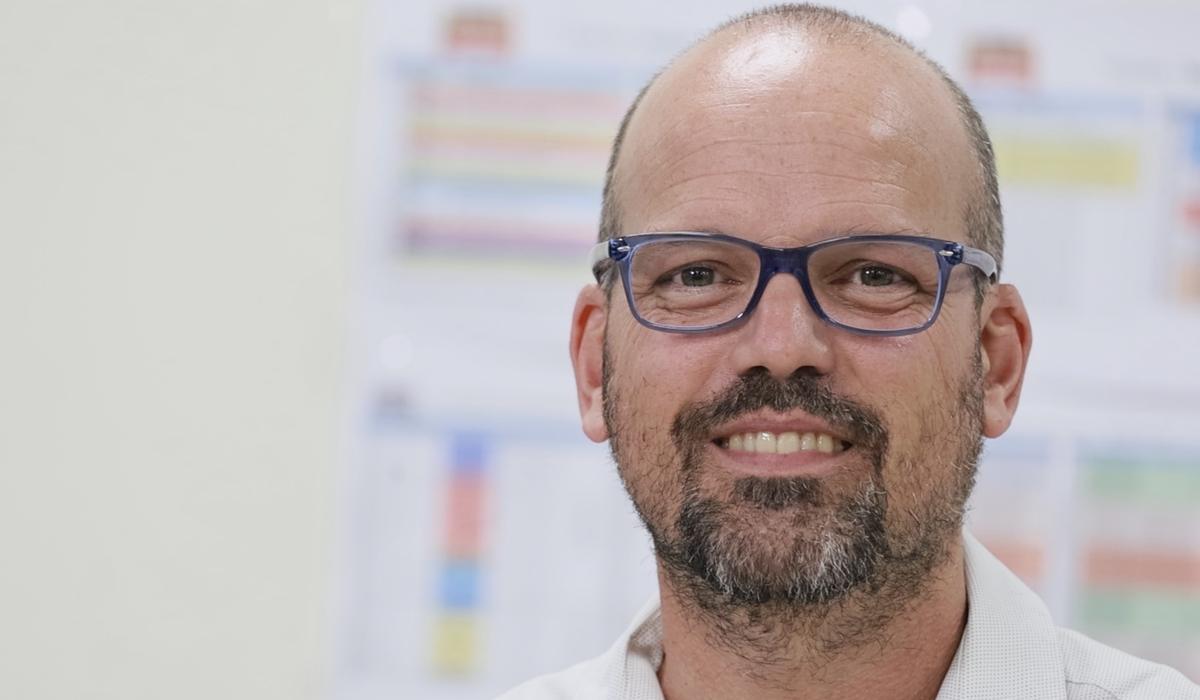 El professor Héctor Beltrán San Segundo, en un dels laboratoris on s’impartirà el nou grau.
