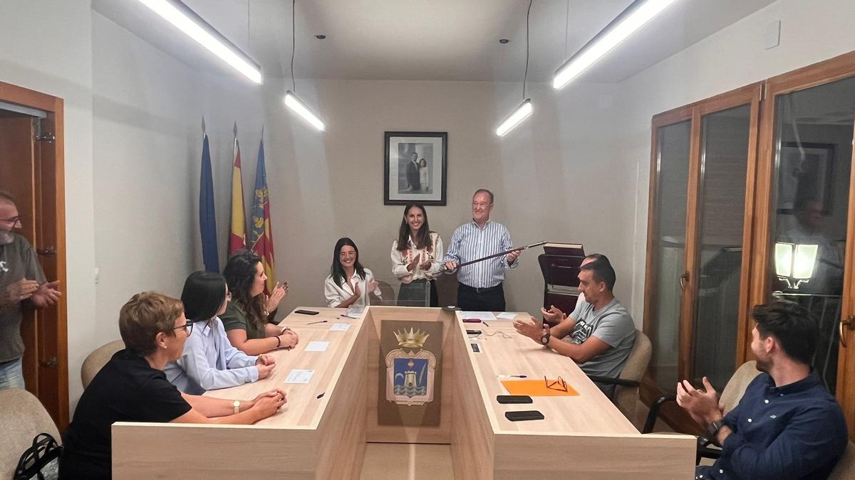 Momento del pleno en el que José Luis Ferrando recibe la vara de mando