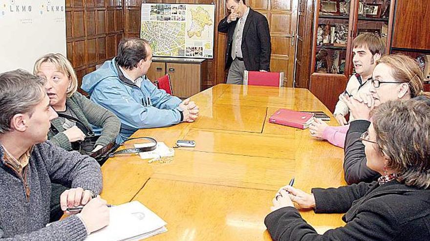 Crespo recibió ayer a representantes sindicales y trabajadores de Montoto.