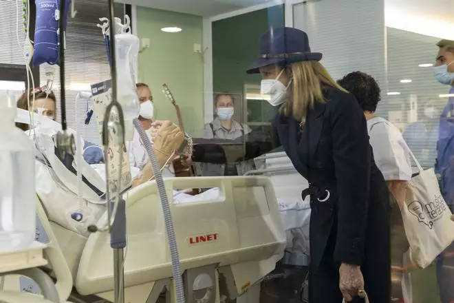 La infanta Elena visita el Hospital Materno Infantil en Gran Canaria