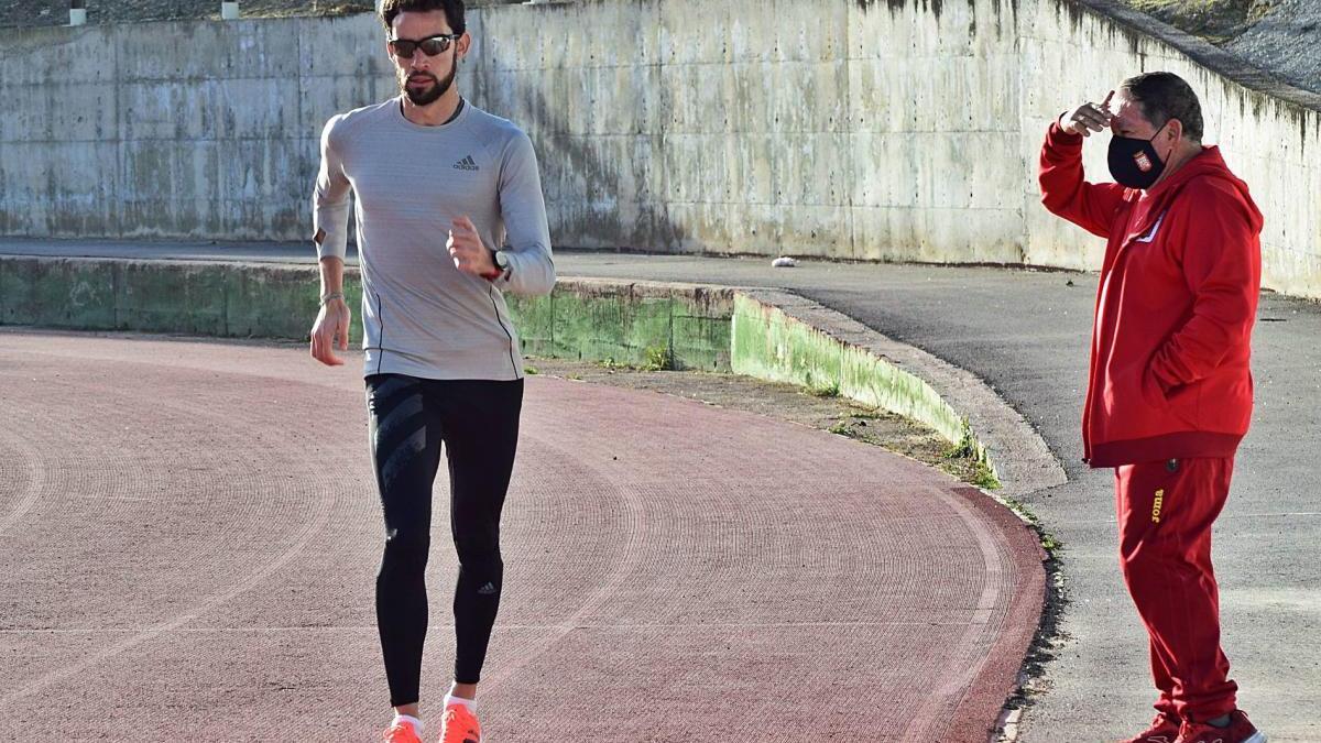 Álvaro Martín, entrenando junto a José Antonio Carrillo en la pista de atletismo de Cieza.