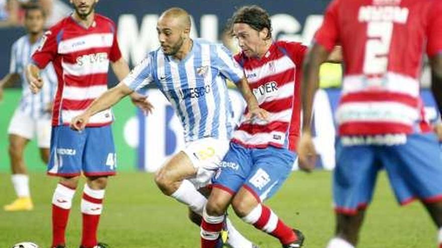 Amrabat pugna con Iturra en el encuentro frente al Granada de esta temporada.