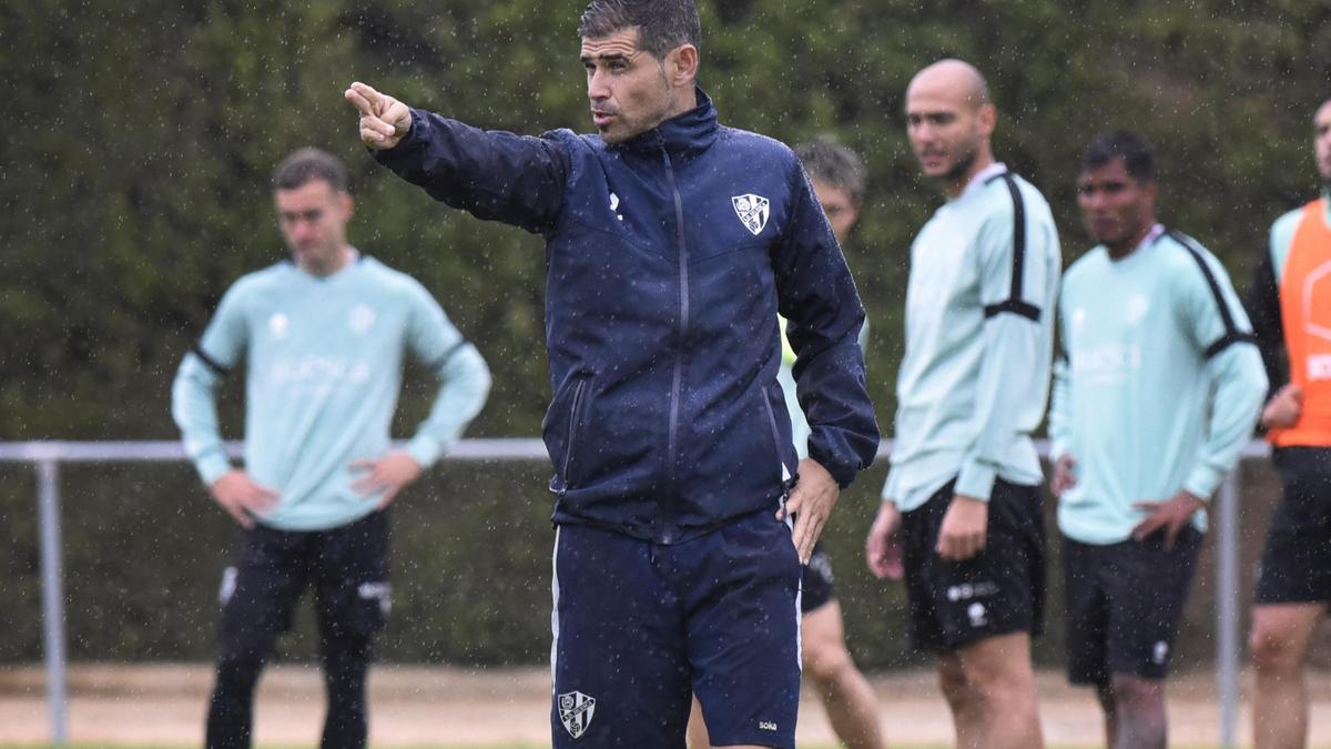Antonio Hidalgo da instrucciones en un entrenamiento del Huesca esta semana.