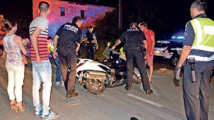 Agentes de la Policía Local examinan la motocicleta de la víctima.