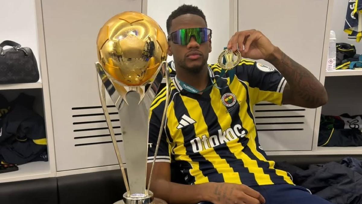 Jhon Durán celebrando el título del Fenerbahçe
